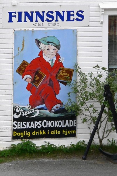 norwegen - ortsschild mit werbung - (c) r plock.jpg